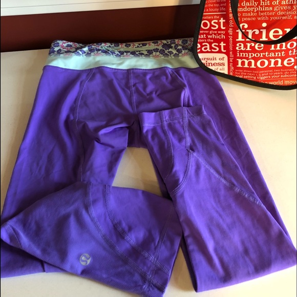 Like new Lululemon’s 3/4 purple outside zipper - Picture 1 of 3